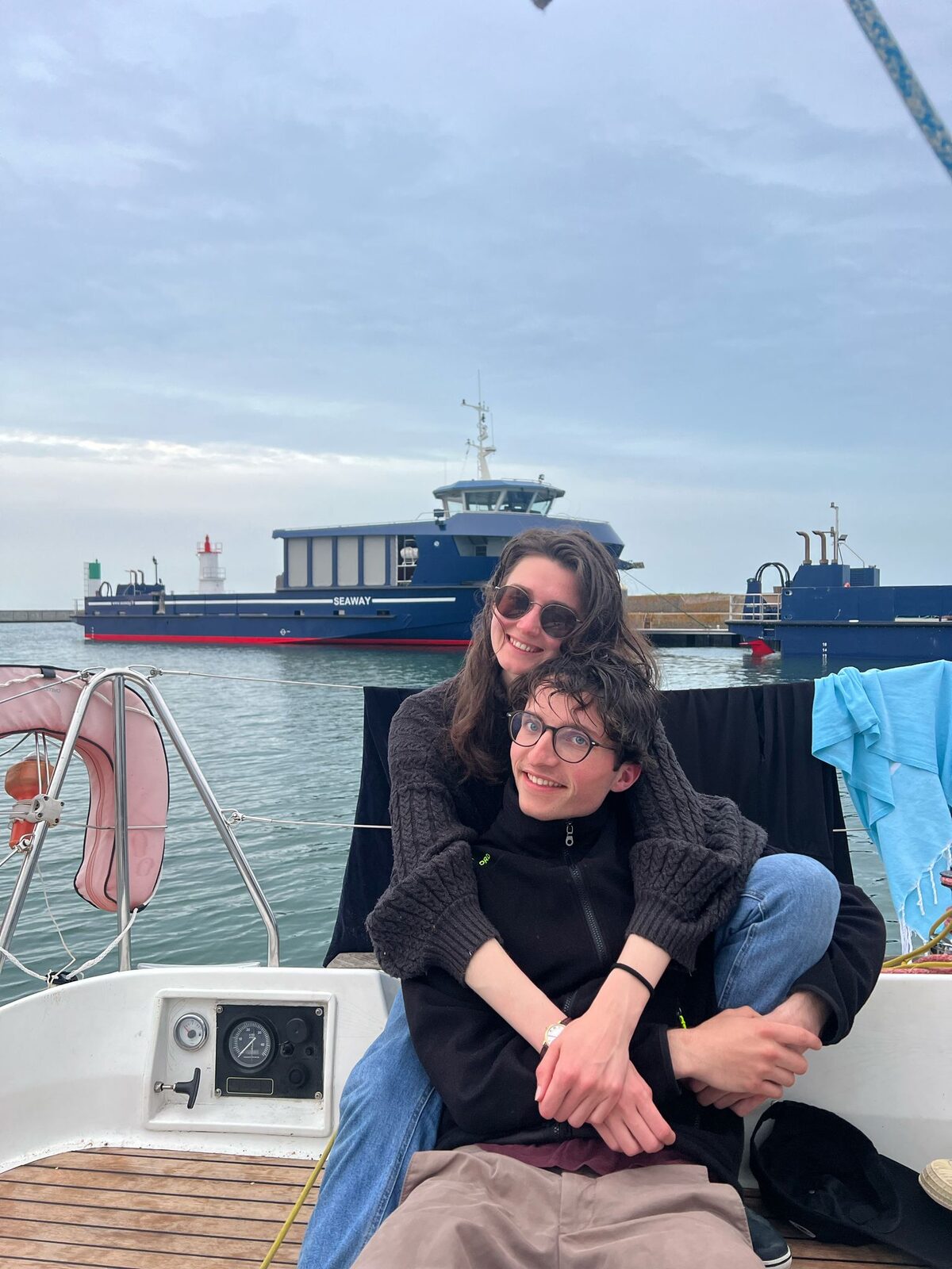 Ombline et Gonzague à bord d'un voilier dans un port