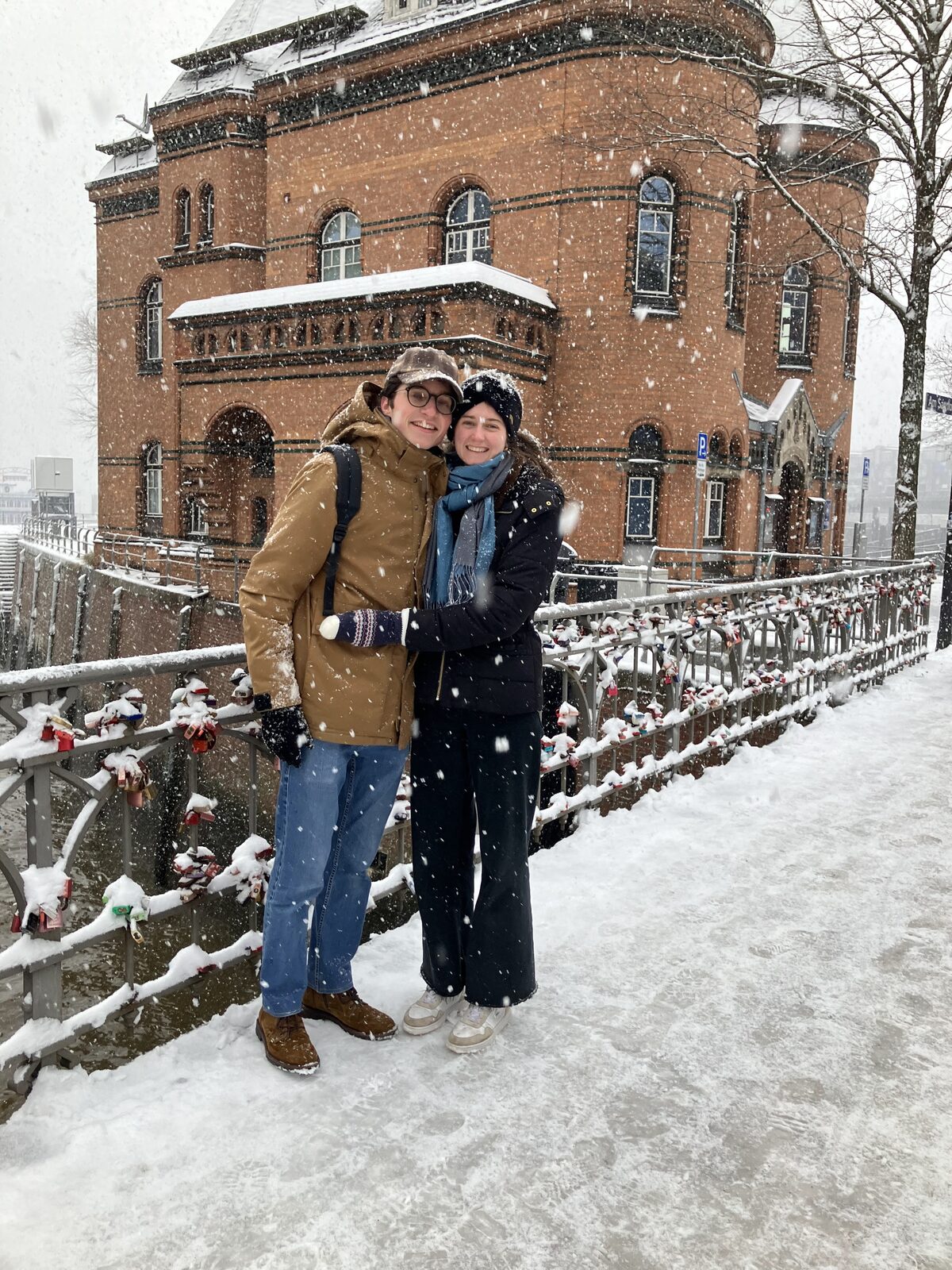 Ombline et Gonzague sous la neige à Hambourg